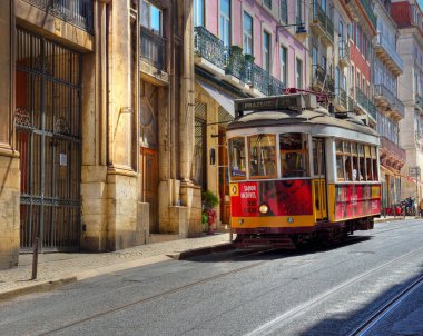 Klasik tarzıyla tanınan ünlü Tram 28, Alfama ve Graa 26 Mayıs 2025 Lizbon Portekiz gibi Lizbon 'un tarihi mahallelerinde manzaralı bir yol izler.