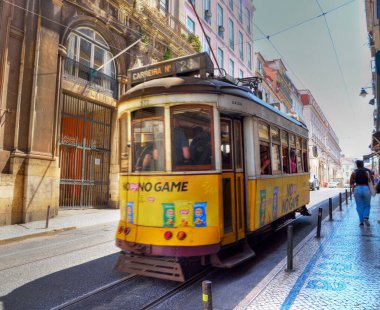 Klasik tarzıyla tanınan ünlü Tram 28, Alfama ve Graa 26 Mayıs 2025 Lizbon Portekiz gibi Lizbon 'un tarihi mahallelerinde manzaralı bir yol izler.