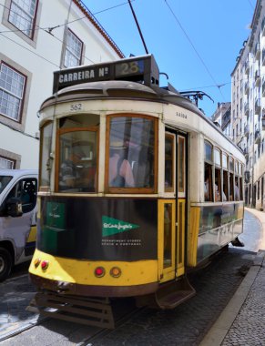 Klasik tarzıyla tanınan ünlü Tram 28, Alfama ve Graa 26 Mayıs 2025 Lizbon Portekiz gibi Lizbon 'un tarihi mahallelerinde manzaralı bir yol izler.