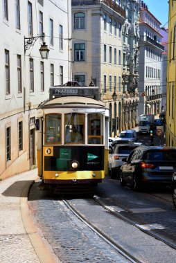 Klasik tarzıyla tanınan ünlü Tram 28, Alfama ve Graa 26 Mayıs 2025 Lizbon Portekiz gibi Lizbon 'un tarihi mahallelerinde manzaralı bir yol izler.