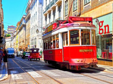 Karakteristik kırmızı tramvay turu 26 Mayıs 2025 Lizbon Portekiz