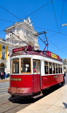 Karakteristik kırmızı tramvay turu 26 Mayıs 2025 Lizbon Portekiz