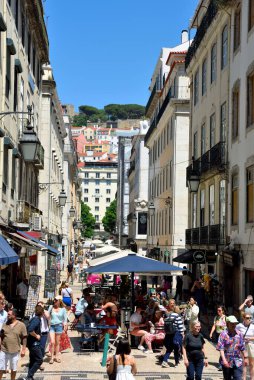 26 Mayıs 2025 Lizbon Portekiz 'in yaya geçidi tarihi merkezinde gezinen turistler