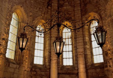 Harabelerin içindeki Carmo Manastırı, Lizbon Mayıs 2025 Lizbon Portekiz 'de arkeolojik ve tarihsel bulguların sergilendiği Carmo Arkeoloji Müzesi.