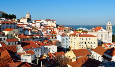 Tarihi Alfama Bölgesi 'nin panoramik manzarası 26 Mayıs 2025 Lizbon Portekiz