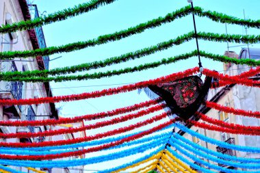 Festas de Lisboa 'nın tipik süslemeleri, özellikle de Lizbon, Portekiz' in koruyucu azizi Aziz Anthony 'nin onuruna düzenlenen kutlamalar.