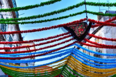 Festas de Lisboa 'nın tipik süslemeleri, özellikle de Lizbon, Portekiz' in koruyucu azizi Aziz Anthony 'nin onuruna düzenlenen kutlamalar.