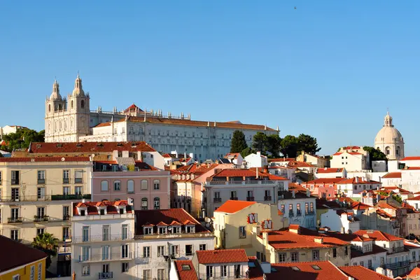 So Vicente de Fora Manastırı ve Lizbon Alfama Bölgesi manzarası