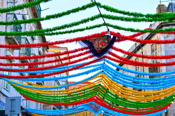 Festas de Lisboa 'nın tipik süslemeleri, özellikle de Lizbon, Portekiz' in koruyucu azizi Aziz Anthony 'nin onuruna düzenlenen kutlamalar.