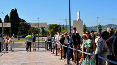 28 Mayıs 2025 'te Lizbon' un en ikonik unesko mirası anıtlarından biri olan Jernimos Manastırı 'nı (Mosteiro dos Jernimos) ziyaret etmek için kuyrukta bekleyen turistler görülüyor.