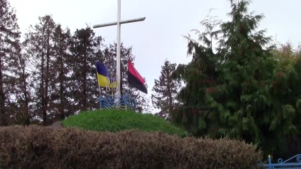 Gedenkstein Prapor Der Ukraine Und Prapor Der Ukrainischen Aufständischen Armee — Stockvideo