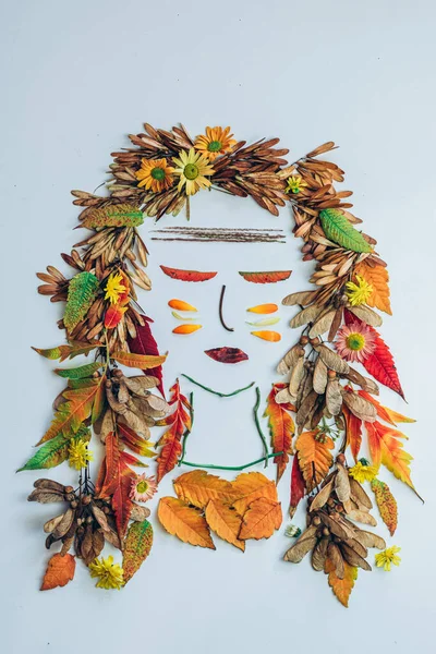 Gesicht Eines Indischen Mädchens Aus Lebhaften Herbstlichen Blättern Und Blumen — Stockfoto