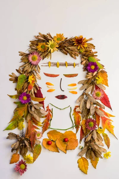 Gesicht Eines Indischen Mädchens Aus Lebhaften Herbstlichen Blättern Und Blumen — Stockfoto