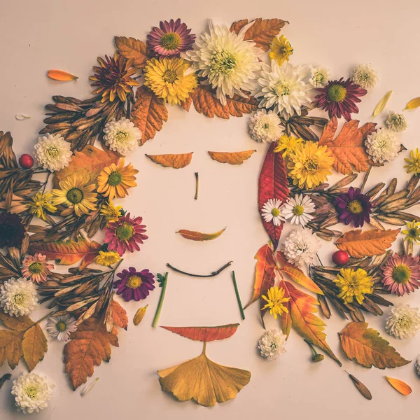 Mädchengesicht Aus Lebhaften Herbstlichen Blättern Und Blüten Isoliert Auf Weißem — Stockfoto