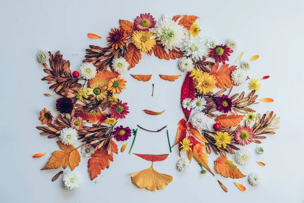 Mädchengesicht Aus Lebhaften Herbstlichen Blättern Und Blüten Isoliert Auf Weißem — Stockfoto