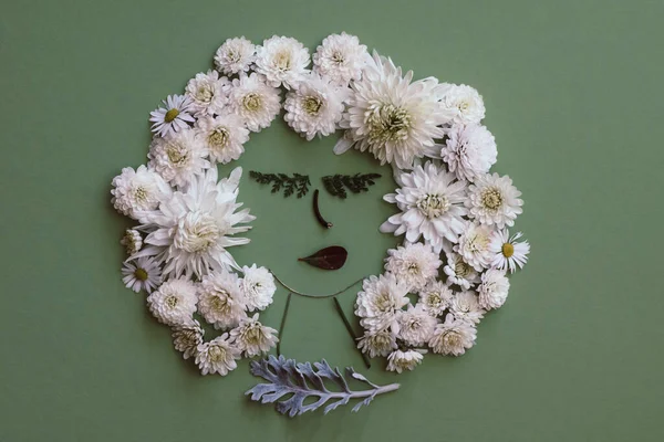 Winziges Mädchengesicht Aus Weißen Chrysanthemen Und Gänseblümchen Isoliert Auf Grünem — Stockfoto