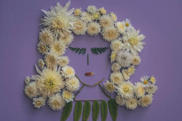 Winziges Mädchengesicht Aus Weißen Chrysanthemen Und Gänseblümchen Isoliert Auf Violettem — Stockfoto