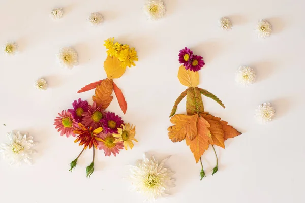 Tanzende Figuren Aus Weißen Chrysanthemen Und Gänseblümchen Isoliert Auf Violettem — Stockfoto