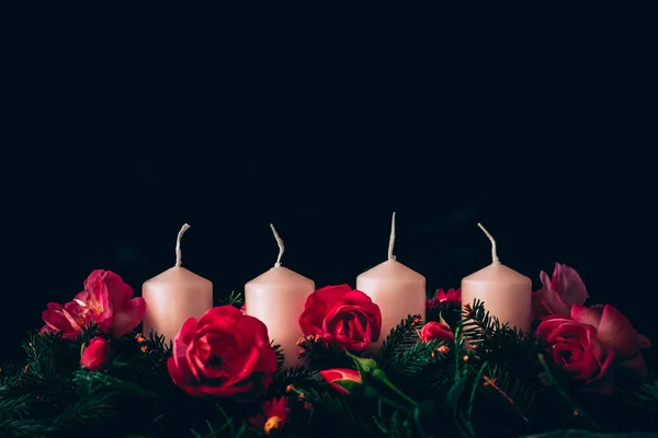 Kynnyksellä Kynttilät Valmistettu Koristeltu Ruusu Kukka Vaaleanpunainen Adventti Seppele Tulta — kuvapankkivalokuva