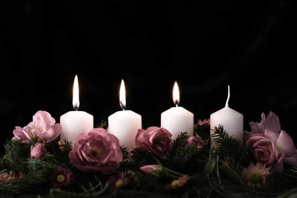 Tre Brinnande Adventsljus Dekorerad Ros Blomma Rosa Adventskrans — Stockfoto