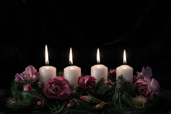 Vierte Brennende Adventskerze Auf Geschmücktem Rosafarbenen Adventskranz — Stockfoto