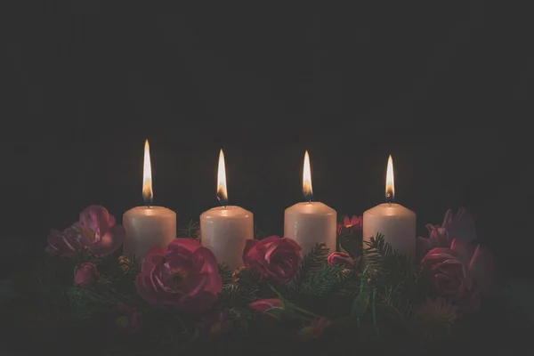 Čtvrtý Hořící Adventní Svíčka Zdobené Růžové Růže Adventní Věnec — Stock fotografie