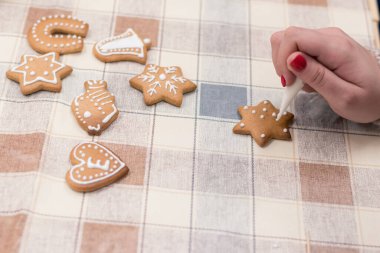 Noel süsleriyle geleneksel zencefilli kurabiyeleri masaya koyuyoruz.