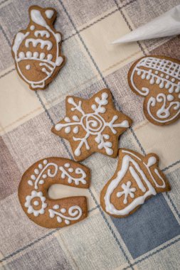 Geleneksel zencefilli kurabiyeleri Noel süsleriyle donatmak