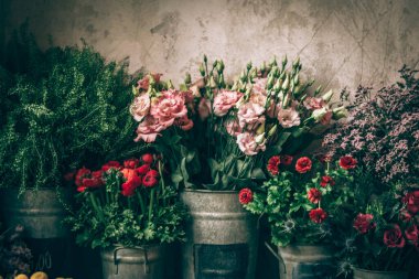 Klasik çiçeklerin eski tarz dizilişi, pembe, kırmızı, yeşil renkler