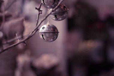 Küçük metaller şıngırdar, çanlar çalar, boşlukları kopyalar.