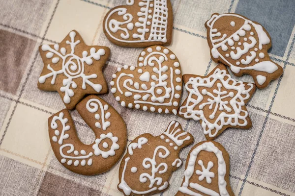 Vidros Tradicionais Biscoitos Gengibre Com Ornamentos Natal Colocados Sobre Mesa — Fotografia de Stock