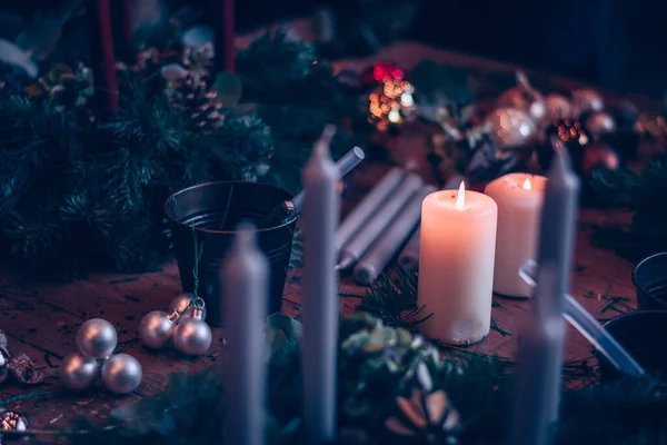 Julgranskulor Brinnande Ljus Och Grön Furu Förberedd För Att Göra — Stockfoto