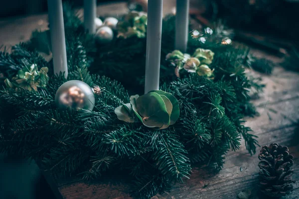 Χριστουγεννιάτικα Μπιχλιμπίδια Αναμμένο Κερί Και Πράσινο Έλατο Πεύκου Παρασκευάζονται Για — Φωτογραφία Αρχείου