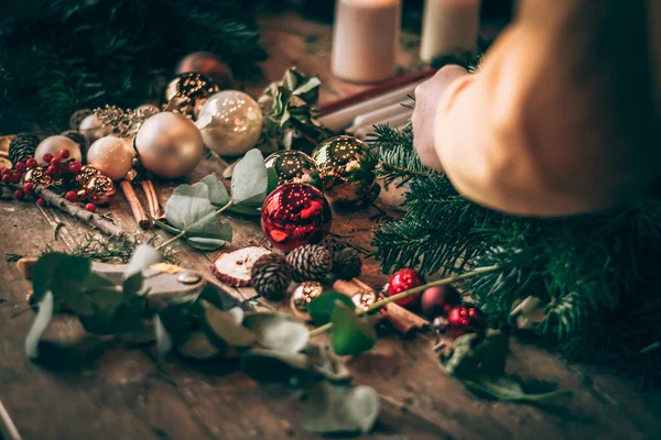 Χριστουγεννιάτικα Μπιχλιμπίδια Αναμμένο Κερί Και Πράσινο Έλατο Πεύκου Παρασκευάζονται Για — Φωτογραφία Αρχείου