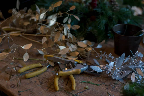 Nůžky Vánoční Ozdoby Hořící Svíčky Zelená Borová Jedle Připravené Pro — Stock fotografie