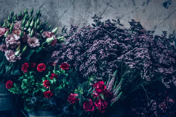 빈티지 꽃들이 배열되어 보라색 빨간색 초록색 — 스톡 사진