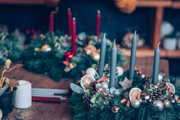 Χριστουγεννιάτικα Μπιχλιμπίδια Κεριά Και Πράσινο Πεύκο Που Παρασκευάζονται Για Την — Φωτογραφία Αρχείου