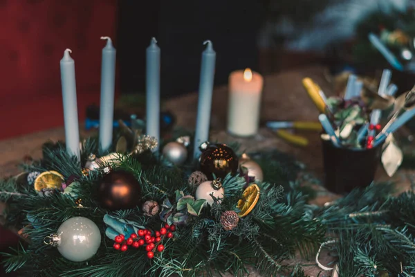 Χριστουγεννιάτικα Μπιχλιμπίδια Φυσικά Συστατικά Στολίδια Κεριά Και Πράσινο Έλατο Πεύκου — Φωτογραφία Αρχείου