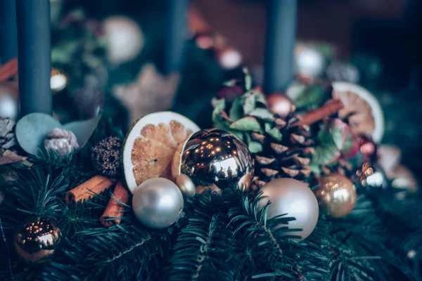Groene Dennenspar Kerstballen Kaarsen Natuurlijke Versieringen Dennenappel Gedroogde Sinaasappelschijfje Achtergrond — Stockfoto