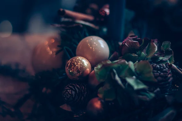 Groene Dennenspar Glanzende Kerstballen Kaarsen Natuurlijke Versieringen Dennenappel Gedroogde Sinaasappelschijfje — Stockfoto