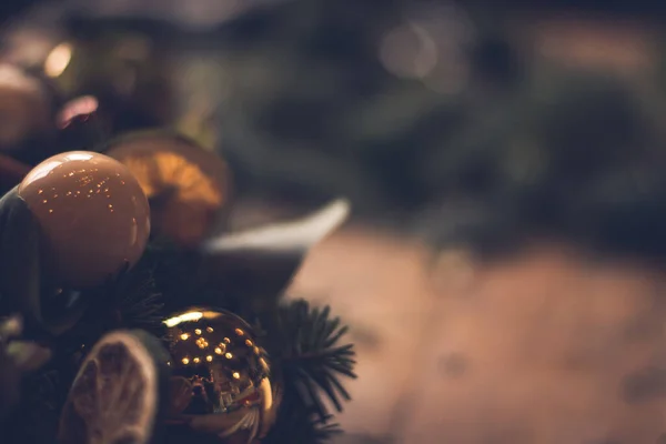 Groene Dennenspar Glanzende Kerstballen Kaarsen Natuurlijke Versieringen Dennenappel Gedroogde Sinaasappelschijfje — Stockfoto