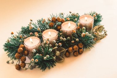 Yeşil köknar ve incik boncuklarla süslenmiş 4 adet dini kristal çelenk. 