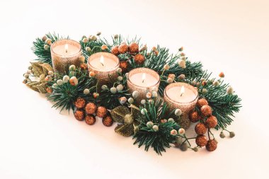 Yeşil köknar ve incik boncuklarla süslenmiş 4 adet dini kristal çelenk. 