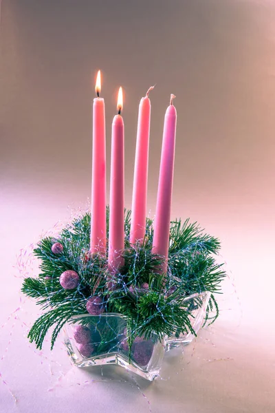 Różowe Świece Adwentowe Chrupiące Religijne Tradycyjne Wieńce Ozdobione Zieloną Jodłą — Zdjęcie stockowe