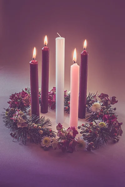 Fioletowe Świece Różowa Jedna Biała Świeca Ozdobionym Zdobionym Chrześcijańskim Wieńcu — Zdjęcie stockowe