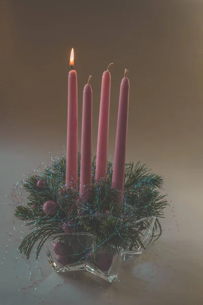 Růžové Adventní Svíčky Náboženské Křišťálové Tradiční Věnec Zdobený Zelenou Jedlí — Stock fotografie