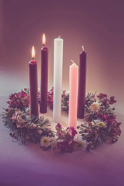Fialové Svíčky Růžová Jedna Bílá Svíčka Zdobené Zdobené Křesťanské Adventní — Stock fotografie