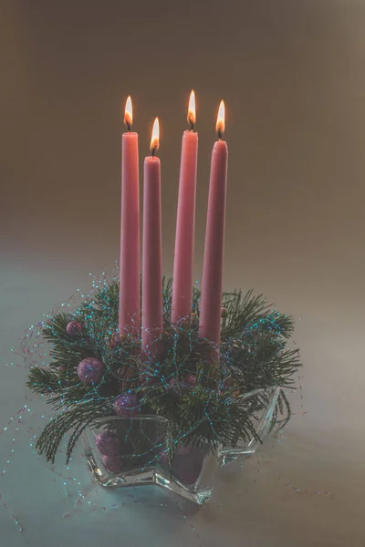 Розовые Свечи Пришествия Религиозной Христианской Традиционной Венок Украшен Зеленой Пихты — стоковое фото