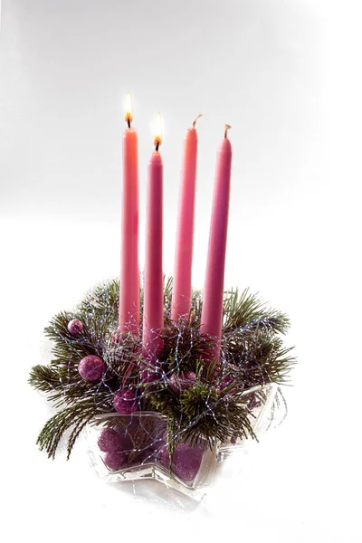 四支粉红的蜡烛 两根点燃在宗教的清爽传统花环中 装饰着绿色的冷杉和灌木 — 图库照片