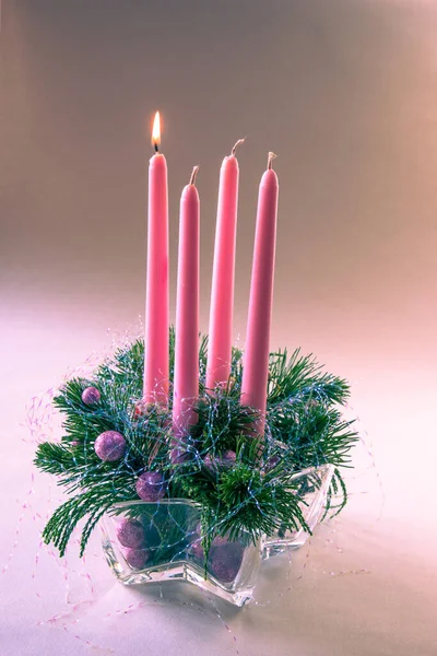 四支粉红的蜡烛 一个点燃在宗教的清爽的传统花环上 装饰着绿色的冷杉和灌木 — 图库照片